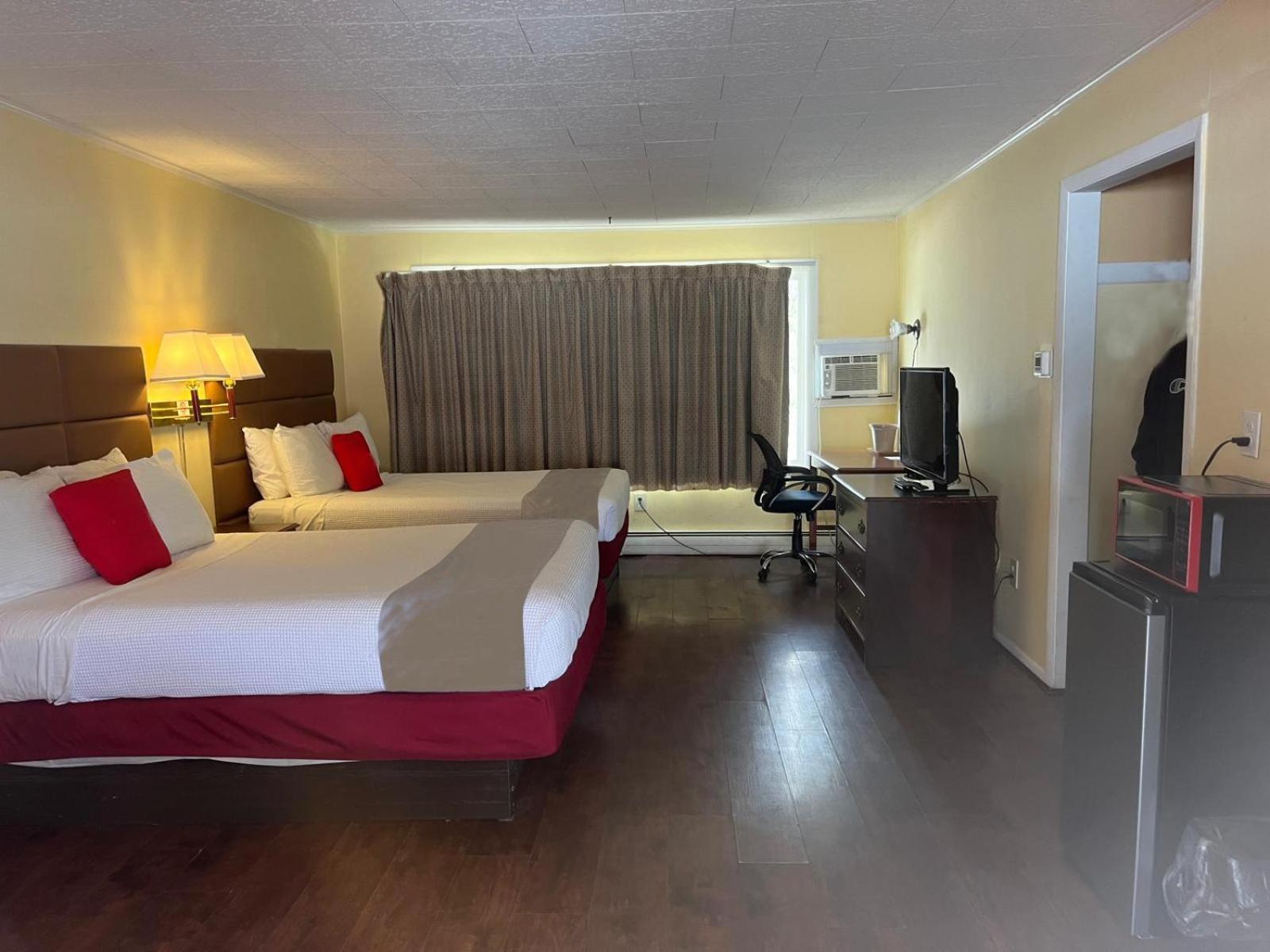Buena Vista Inn Motel Delhi Bagian luar foto