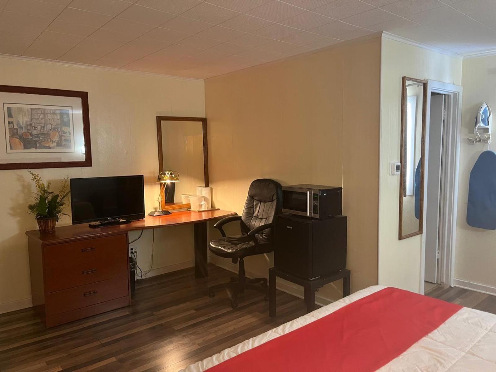 Buena Vista Inn Motel Delhi Bagian luar foto